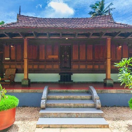StayVista at La Riva Heritage Villa Alappuzha Eksteriør billede